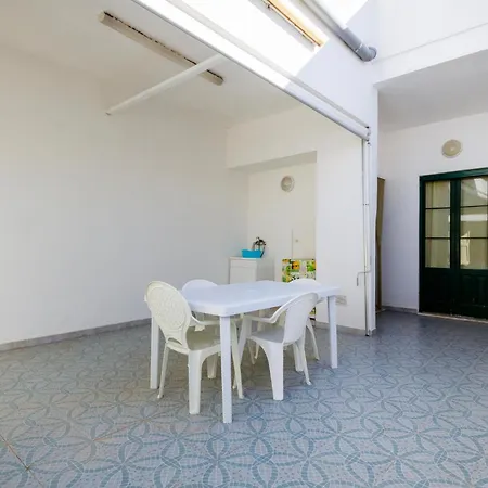 1 Bedroom Gorgeous In Semesterbostad